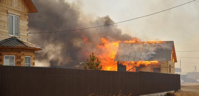 Из-за пала сухой травы в Свердловской области сгорело несколько жилых домов