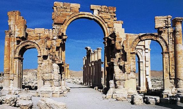 Боевики «Исламского государства» (ИГ) разрушили античную Триумфальную арку в сирийском городе Пальмира