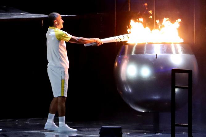Марафонец Кордейру де Лима зажег огонь Олимпийских игр-2016