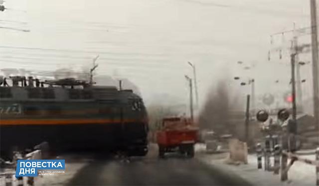 В Белоруссии пассажирский поезд снес на переезде трактор
