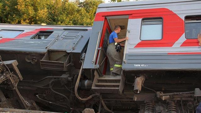 Поезд из Екатеринбурга сошел с рельс в Мордовии