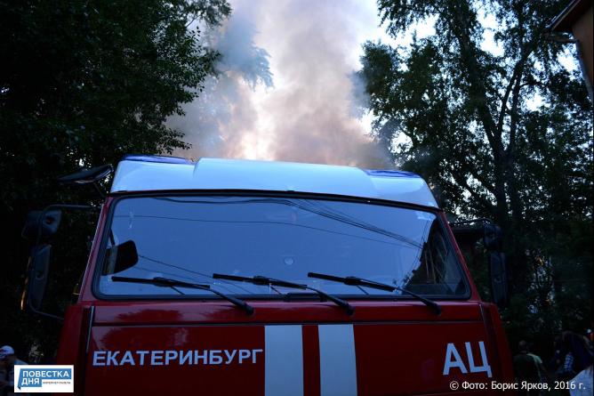 В Екатеринбурге горит склад с пиротехникой