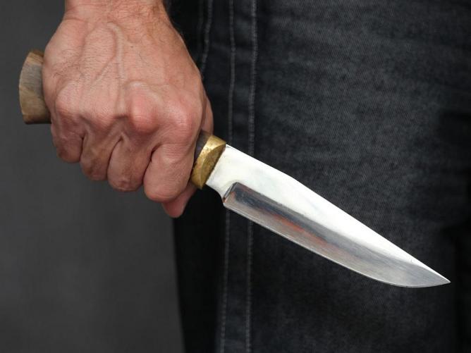 В Екатеринбурге неизвестный напал с ножом на женщину-дворника