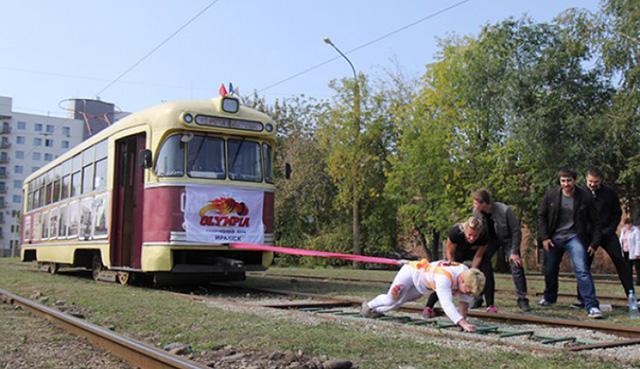 Жительница Иркутска Оксана Кошелева сдвинула с места трамвайный вагон весом 17,2 тонны