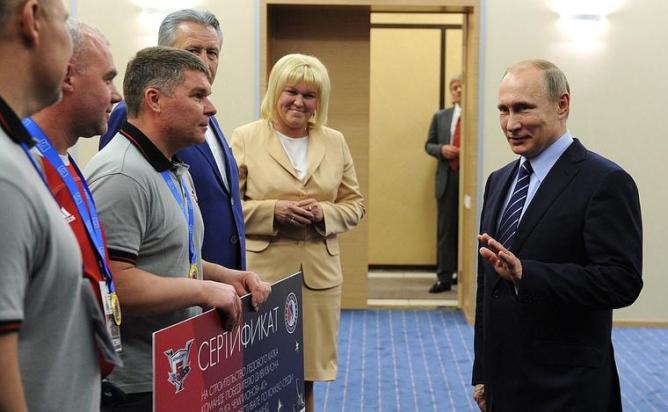 Путин вручил уральским хоккеистам-любителям 100 млн. рублей