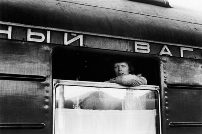 Музыкант Дэвид Боуи едет поездом из Владивостока в Москву