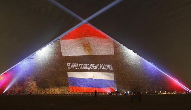 Египетские пирамиды перекрасили в российский триколор