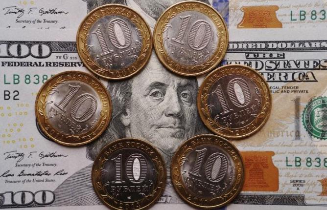 Курс доллара опустился ниже 70 рублей