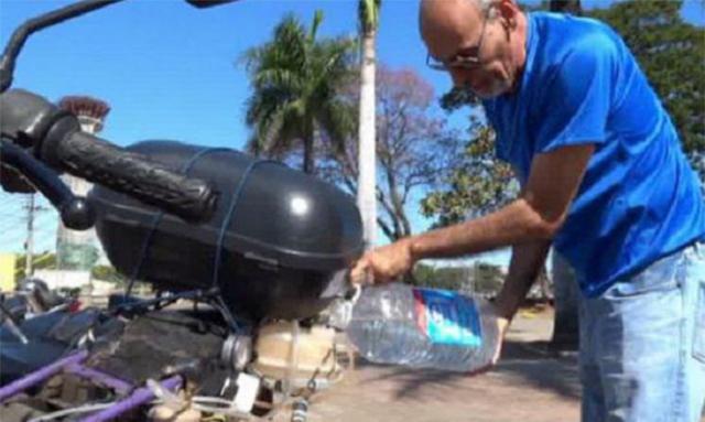 Житель Бразилии Риккардо Азеведо с помощью школьного учебника по химии сконструировал мотоцикл, работающий на воде