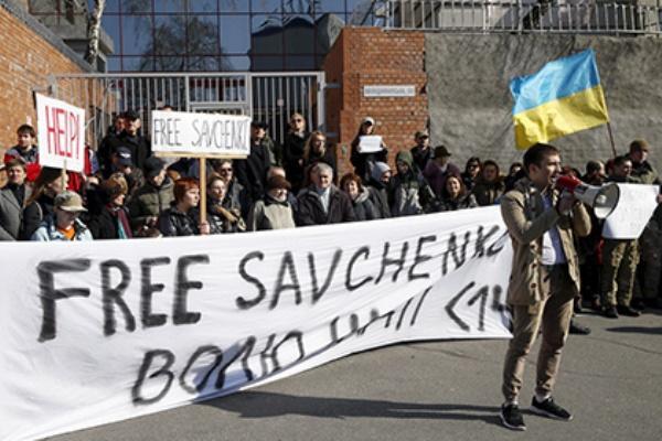 пикет около российского посольства в Киеве