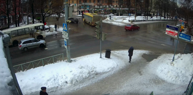 В Перми светофор упал на автобус с пассажирами. Видео