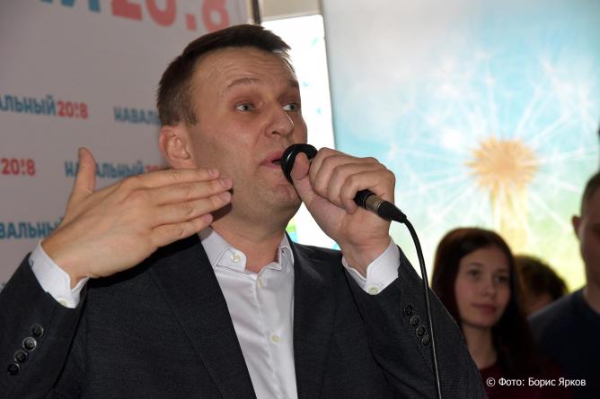 Алексей Навальный остается на свободе, а его брат - в тюрьме