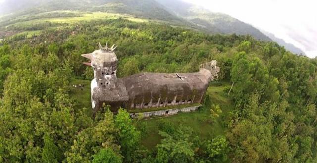 «Куриная церковь» в джунглях Индонезии