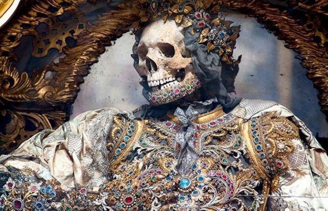 Скелеты со множеством ювелирных украшений были найдены в катакомбах Рима