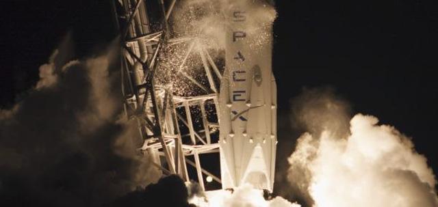 Ракета Falcon 9, которая должна была вывести на орбиту «космический грузовик» Dragon с грузом для МКС, потерпела крушение спустя три минуты после старта с космодрома на мысе Канаверал