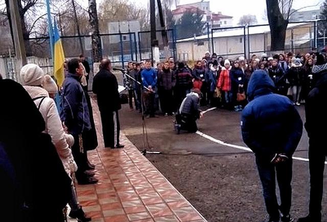 На Украине учащиеся просят прошения у преподавателей… на коленях