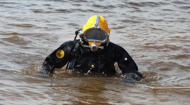 Водолазы ищут выпавшего из лодки заместителя главы ХМАО Виталия Ермошина