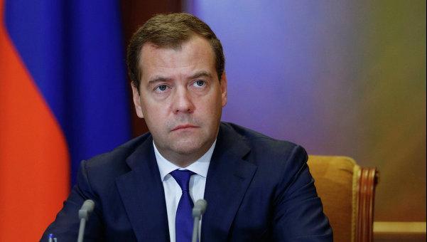 Медведев предложил смягчить контроль за исполнением полномочий в регионах
