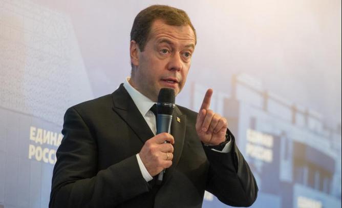 Медведев утвердил правила софинансирования благоустройства дворов