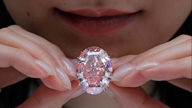 В Гонгконге продали самый дорогой в мире бриллиант