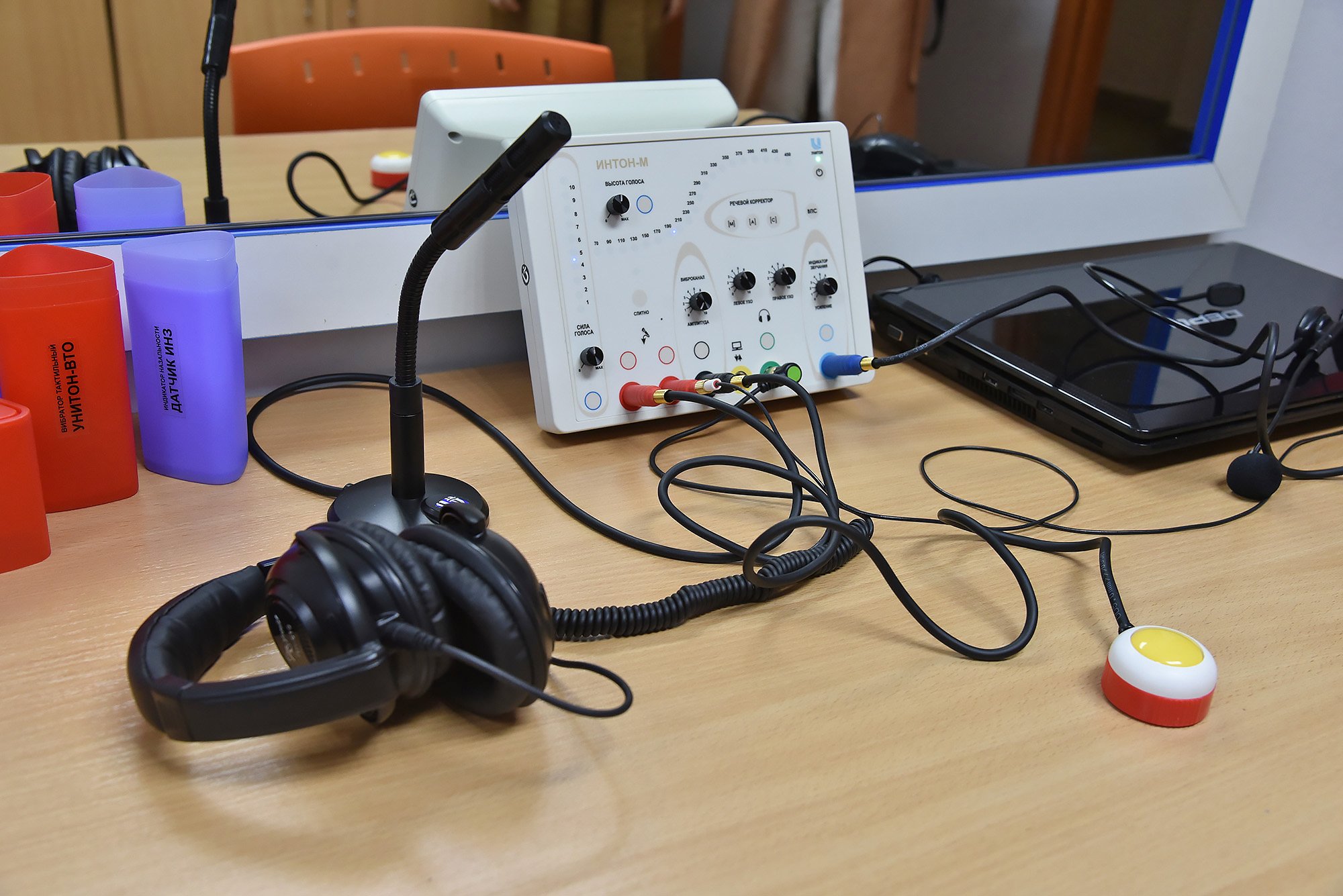Речевой аудиокласс. Оборудование для речевого аудиокласса. Интон-м тренажер речевой мультисенсорный. Проектор для речевого тренажера. Звукоусиливающая аппаратура слухоречевой тренажер «Соло-01в».