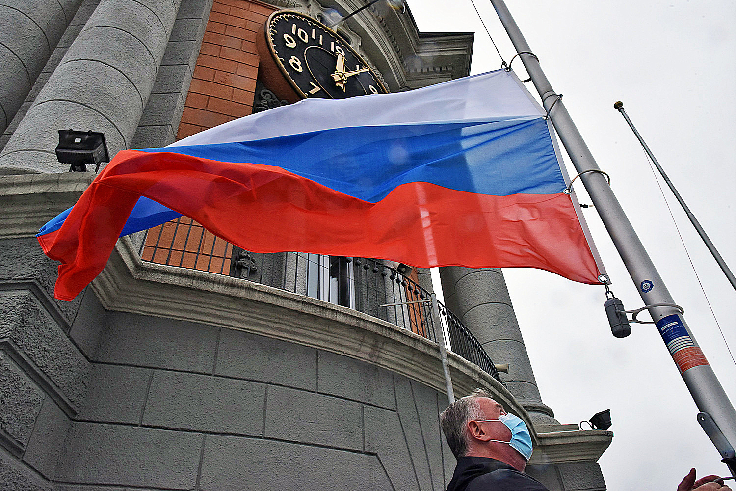 Спущенный флаг россии