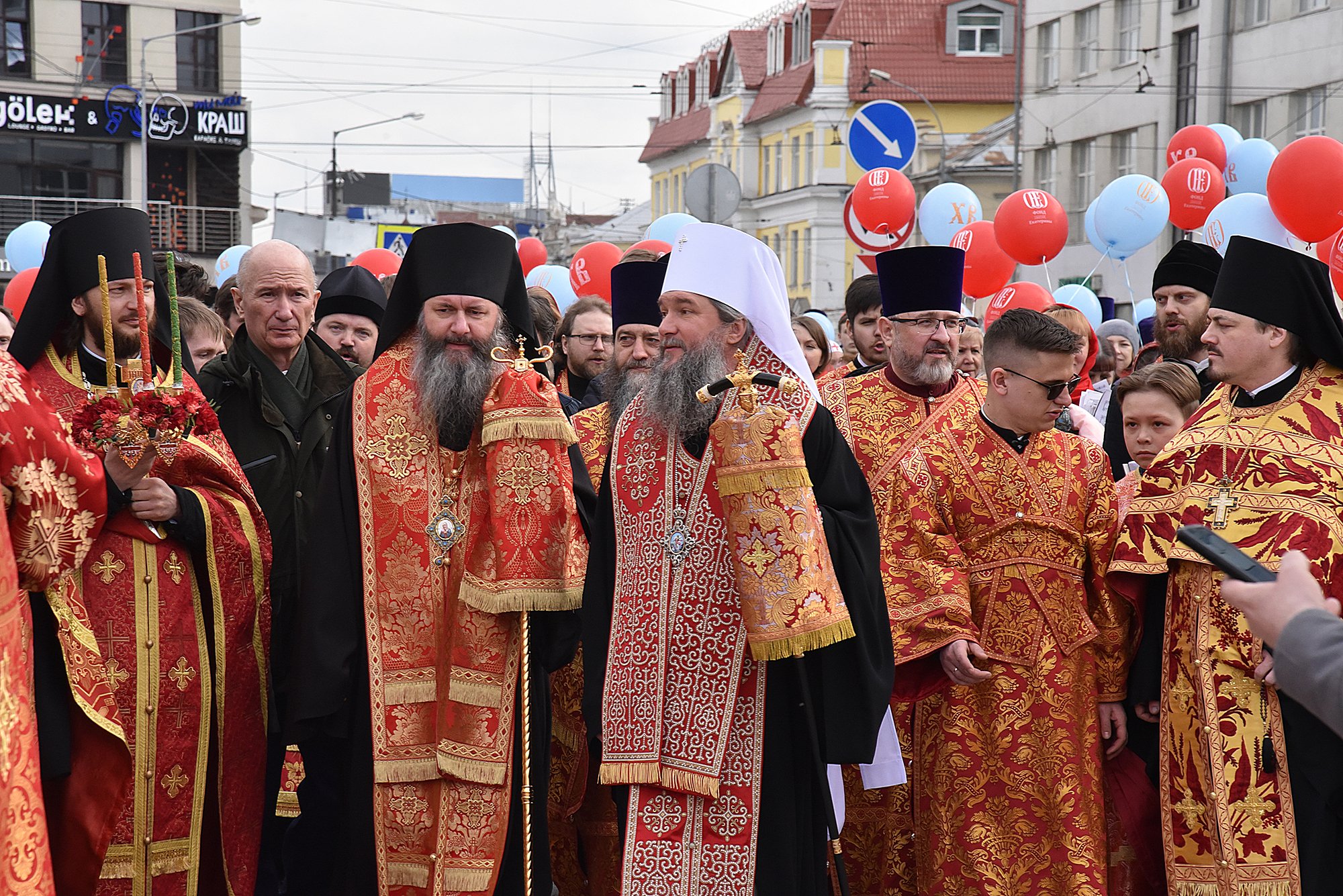 Сколько времени длится крестный ход на пасху. Крестный ход в Екатеринбурге 2022. Пасха служба крестный ход. Крестный ход Екатеринбург 2023. Крестный ход Красногорск Пасха.