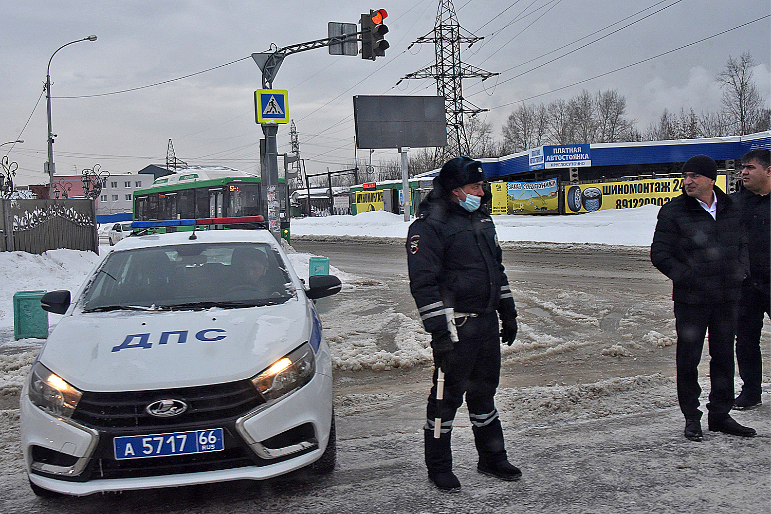 Из-за коммунальной аварии в Екатеринбурге затопило целую улицу (фото)